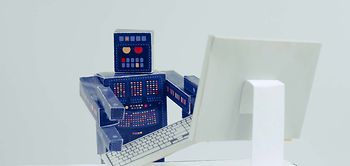 Papierroboter am Schreibtisch