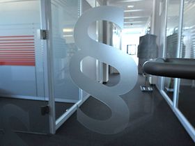 Paragraphenzeichen auf Glastür