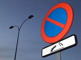 Parken verboten Schild mit kleinem Abschleppbild darunter