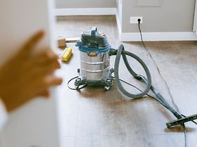 Parkettboden Wohnung Mann Raum Staubsauger Kehrbesen