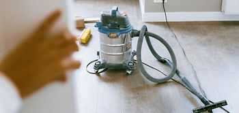 Parkettboden Wohnung Mann Raum Staubsauger Kehrbesen