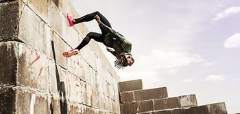 Parkour-Sport Hindernis Mann Risiko Mut