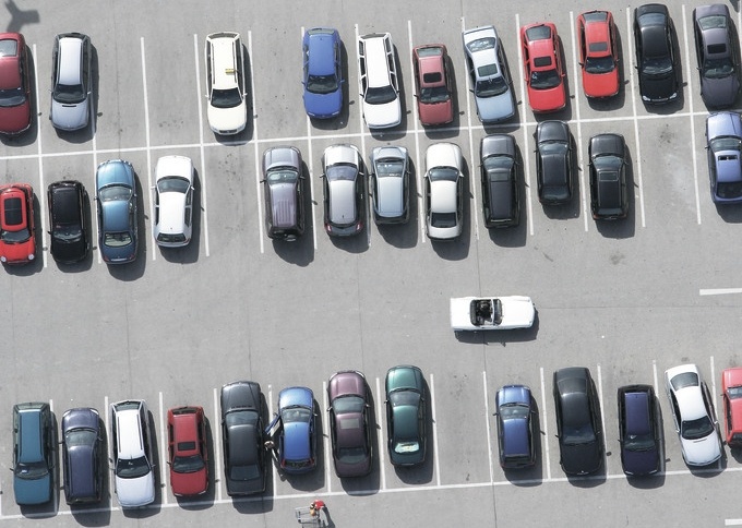 Regeln auf privaten Parkplätzen: Fahrer haftet, Halter nicht