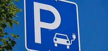 Parkplatzschild Ladesäule