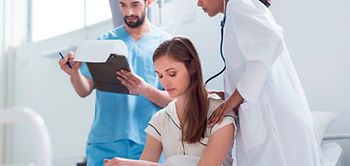 Patientin und Pflegepersonal