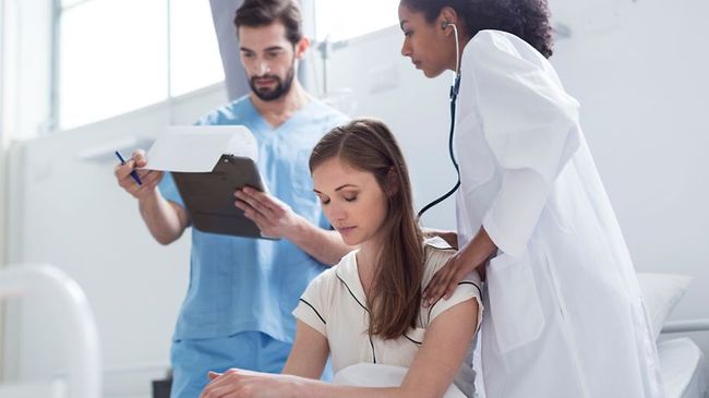 Patientin wird im Krankenhaus untersucht