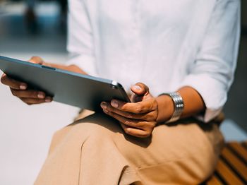 Person am Tablet