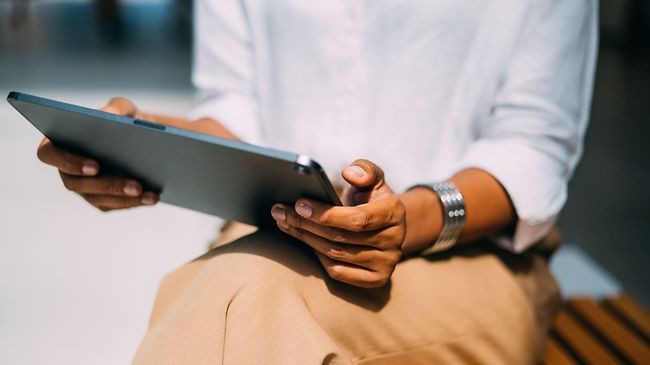 Person am Tablet