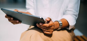 Person am Tablet
