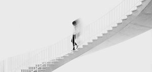 Person geht Treppe runter