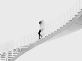 Person geht Treppe runter