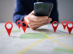 Mann Smartphone Landkarte Markierung Standort Suche