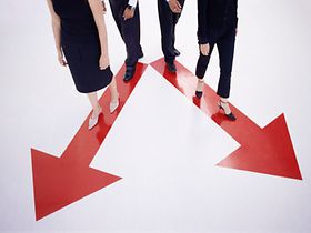 Personen auf Pfeilen am Boden