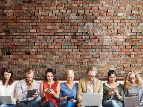 Personen mit Tablet, Laptop, Smartphone