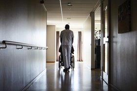 Pflegeheim Pfleger Rollstuhl