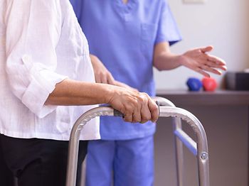 Pflegeheim_Seniorin mit Rollator_Detail