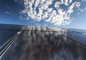 Photovoltaik Modul mit Wolkenspiegelung