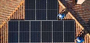 Gebäude Haus Dach Arbeiter Photovoltaik Luftaufnahme