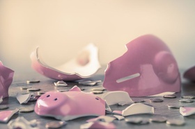 Piggy Bank Sparschwein rosa zerbrochen Münzen Schulden