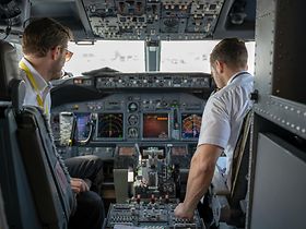 Piloten im Cockpit