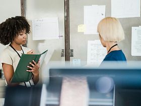 Pinnwand Notiz Aushangpflicht schwarzes Brett