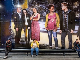 Menschen vor Plakatwand Natan Dvir / Polaris / laif