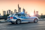 Polizeiauto vor der skyline von Frankfurt_pixabay