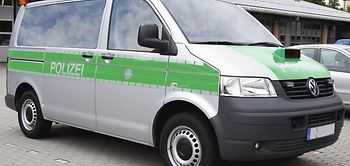 Polizeibus schraeg