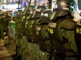 Polizeigroßeinsatz mit Schutzkleidung