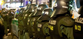 Polizeigroßeinsatz mit Schutzkleidung