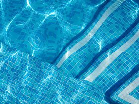 Pool Wasser-Detail im Sommer