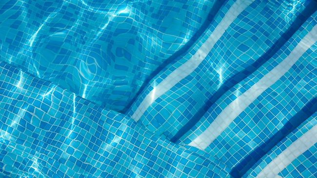 Pool Wasser-Detail im Sommer
