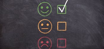 Positiv Smiley Emoji mit Kreide auf Tafel