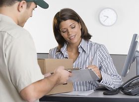 Postbote lässt sich Paketempfang quittieren