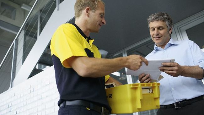 Postbote stellt Briefe zu