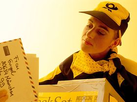 Postbotin mit Briefen und Paketen, nah