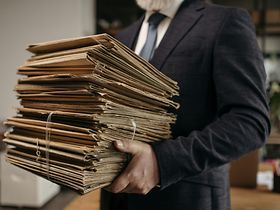 Praktikant Papierstapel