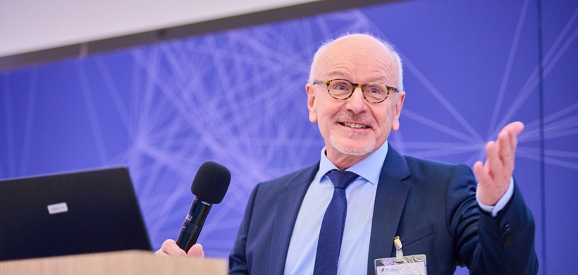 Prof. Dr. Ronald Gleich bei der Einführung