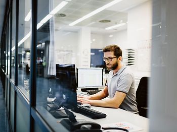 Programmierer im Kontroll Raum