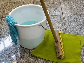 Putzeimer und Schrubber