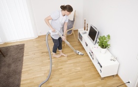 Putzfrau die Wohnzimmer saugt