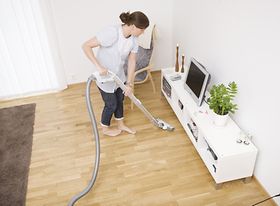 Putzfrau die Wohnzimmer saugt