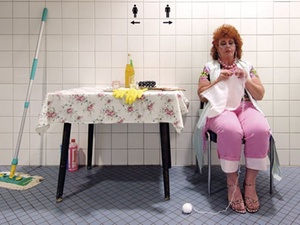 Toilettenfrau klagt ihren "Trinkgeld"-Anteil ein