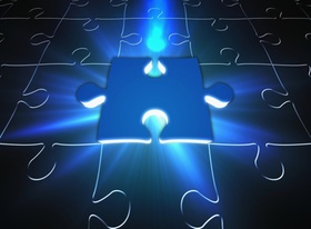 Puzzle mit einem leuchtend hervorgehobenen Puzzleteil