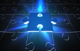 Puzzle mit einem leuchtend hervorgehobenen Puzzleteil