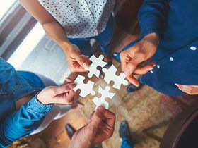 Puzzleteile werden zusammengefügt