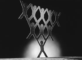 Pyramide aus Papiermenschen nach oben hin zunhehmend