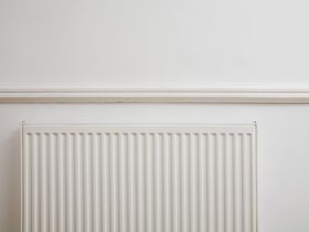 Radiator Heizkörper Heizung weiß Ausschnitt Wohnung
