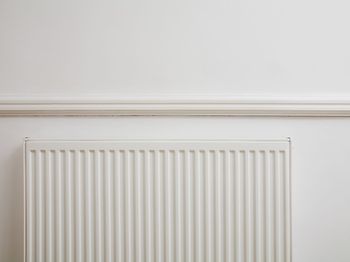 Radiator Heizkörper Heizung weiß Ausschnitt Wohnung