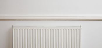 Radiator Heizkörper Heizung weiß Ausschnitt Wohnung